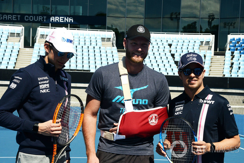 Esteban Ocon, Force India F1 e Sergio Perez, Force India con Sam Groth, tennista al Parco di Melbourne