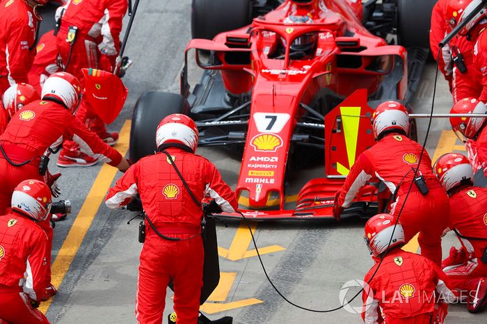 Kimi Raikkonen, Ferrari SF71H, hace un pit stop