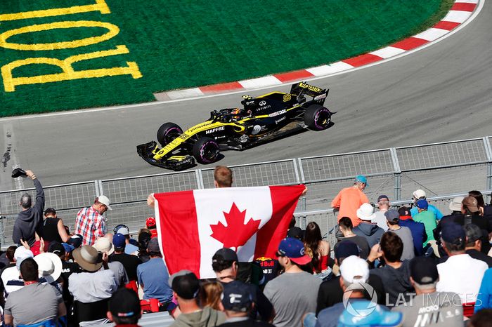 Carlos Sainz Jr., Renault Sport F1 Team, pasa a los fanáticos, incluyendo uno con una bandera canadiense
