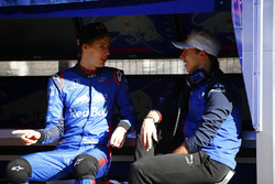Brendon Hartley, Scuderia Toro Rosso, Pierre Gasly, Scuderia Toro Rosso, parlent sur le muret des stands Scuderia Toro Rosso