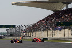 Daniel Ricciardo, Red Bull Racing RB14 and Kimi Raikkonen, Ferrari SF71H battle