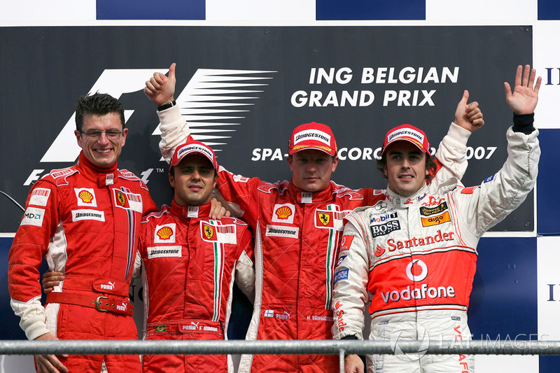 Podio: Chris Dyer, ingegnere di pista Ferrari, il secondo classificato Felipe Massa, Ferrari, il vincitore della gara Kimi Raikkonen, Ferrari, e il terzo classificato Fernando Alonso, McLaren