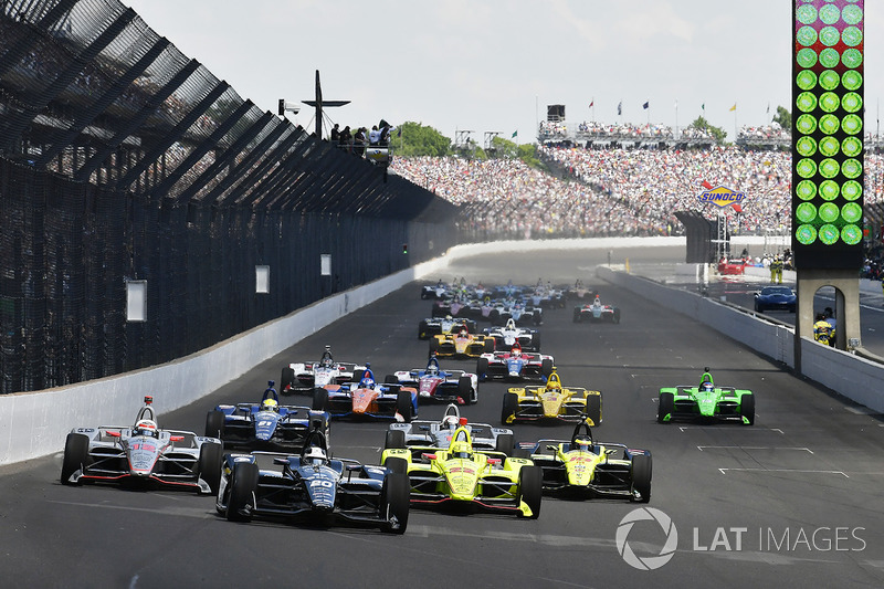 Start: Ed Carpenter leads Simon Pagenaud and Will Power at the start of the 102nd Indy 500, 2018.