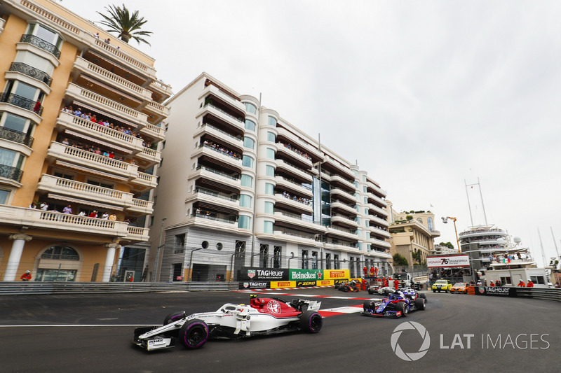 Charles Leclerc, Sauber C37, leads Brendon Hartley, Toro Rosso STR13, Romain Grosjean, Haas F1 Team VF-18, Marcus Ericsson, Sauber C37, and the remainder of the field at the start