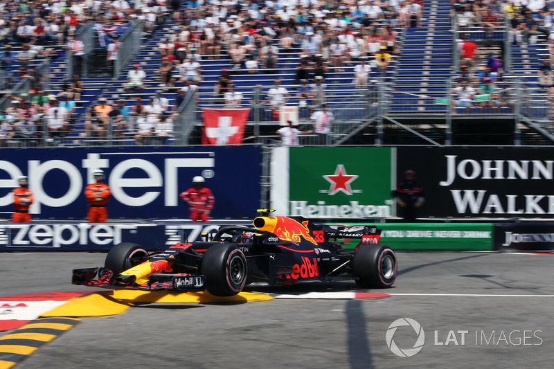 Max Verstappen, Red Bull Racing RB14 percute le rail