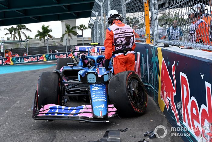 Los oficiales de pista asisten a Esteban Ocon, Alpine A522, tras un accidente