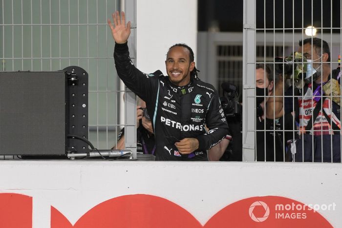 Ganador de la pole position Lewis Hamilton, Mercedes, celebra