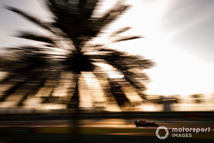 Carlos Sainz Jr., Ferrari SF90 adaptado (muleto) con los Pirelli de 18 pulgadas 