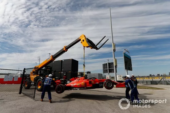 Oficiales de pisa retiran el coche de Charles Leclerc, Ferrari SF90