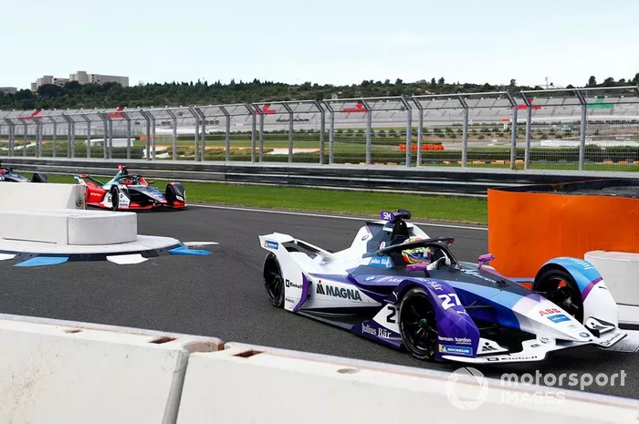 Alexander Sims, BMW I Andretti Motorsports, BMW iFE.20 delante de Daniel Abt, Audi Sport ABT Schaeffler, Audi e-tron FE06 