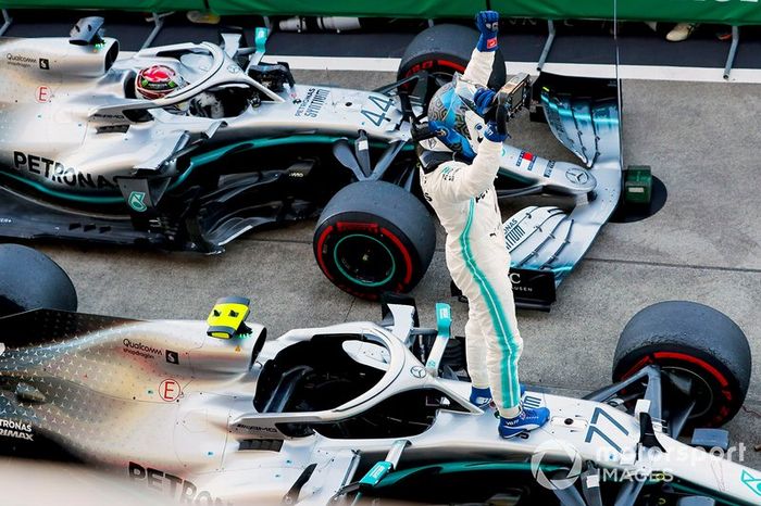Ganador Valtteri Bottas, Mercedes AMG F1 y Lewis Hamilton, Mercedes AMG F1 celebran en Parc Ferme 