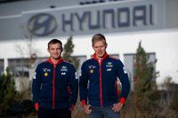Tänak visita la fábrica de Hyundai