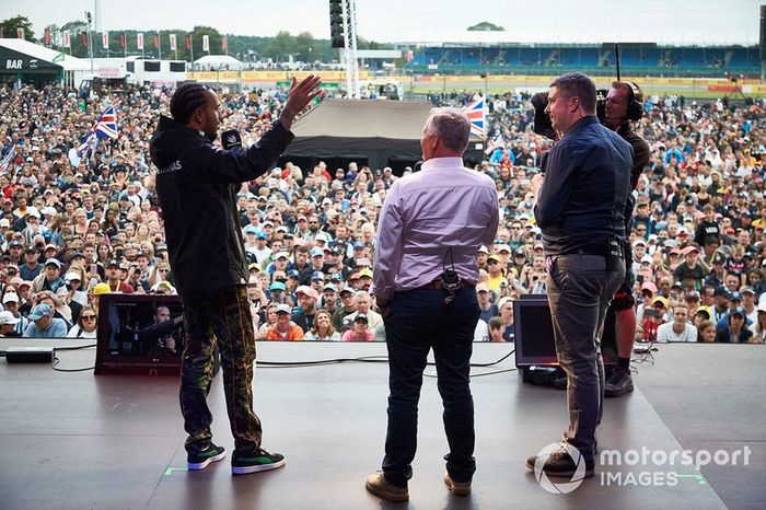 David Croft y Johnny Herbert, Sky Sports F1, con Lewis Hamilton, Mercedes AMG F1, en el escenario