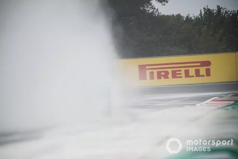 La poussière après le nettoyage de la piste consécutif à la dispersion d'huile en F2