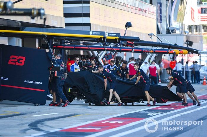 Los mecánicos de Red Bull respaldan a Alex Albon Red Bull RB15 en la sesión de clasificación
