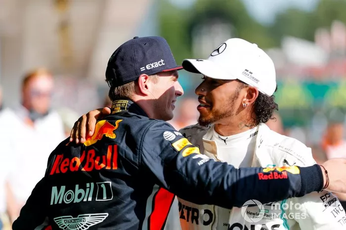 Hamlton e Verstappen se abraçam