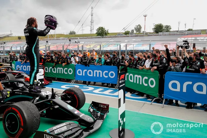 Ganador de la carrera Lewis Hamilton, Mercedes-AMG Petronas F1 celebra