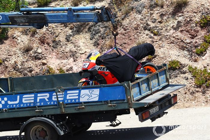 La moto de Alex Márquez, del equipo Repsol Honda en una grúa