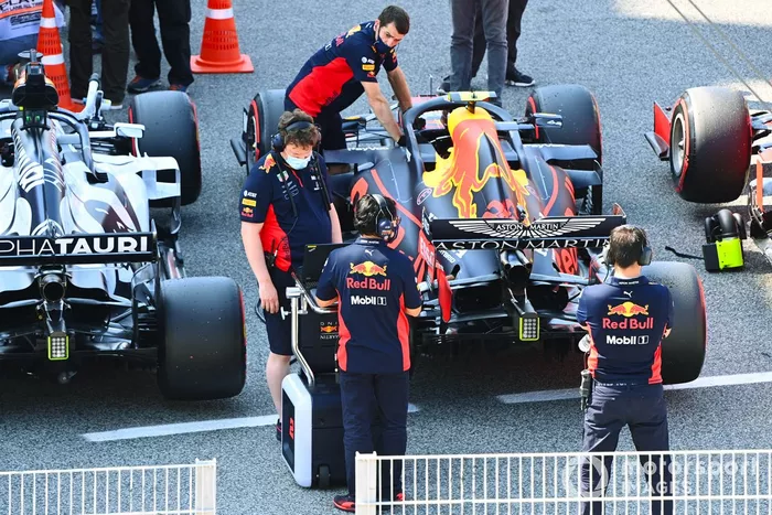 Mecánicos en Parc Ferme con el coche de Alex Albon, Red Bull Racing RB16, después de la calificación