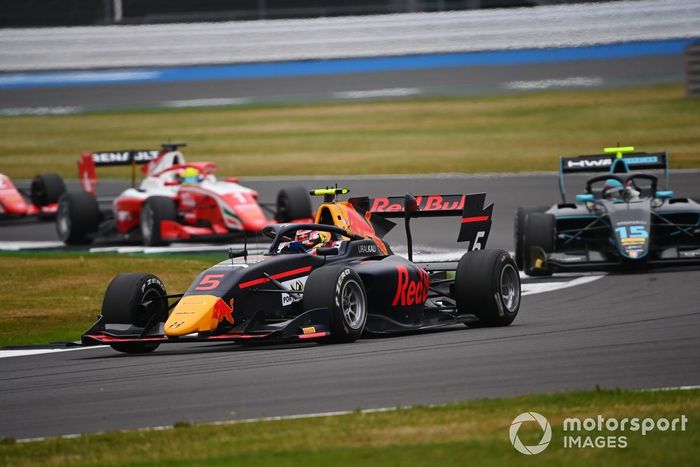 Liam Lawson, Hitech Grand Prix, y Jake Hughes, HWA Racelab 