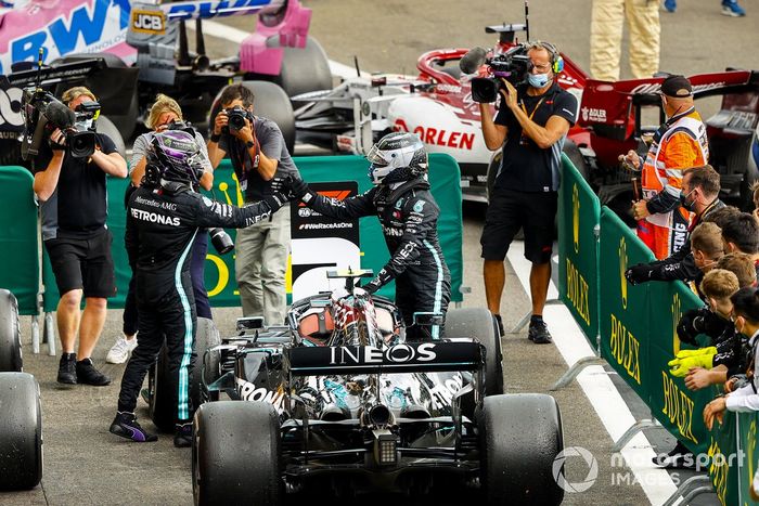 Ganador Lewis Hamilton, Mercedes-AMG F1 y Valtteri Bottas, Mercedes-AMG F1 celebran en Parc Ferme 