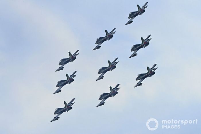 Los Frecce Tricolori vuelan sobre la parrilla con los jet MB339A