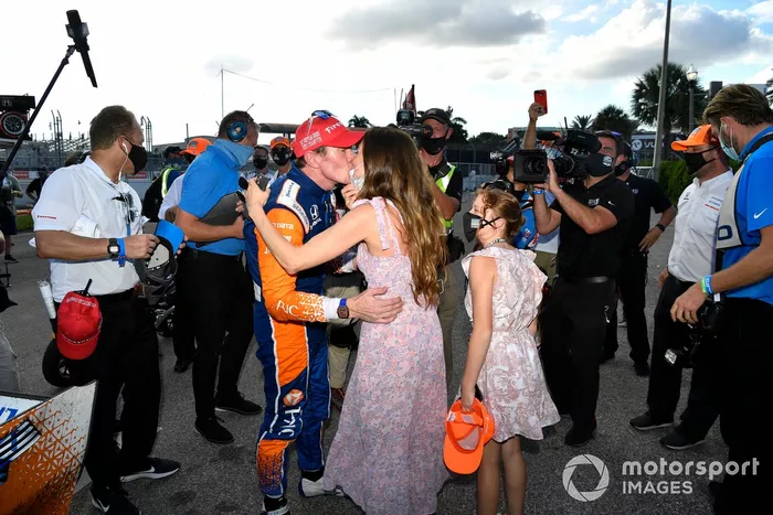 Campeón Scott Dixon, Chip Ganassi Racing Honda y su esposa Emma