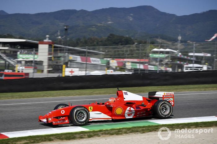 Mick Schumacher conduce el Ferrari F2004 con el que ganó el campeonato Michael Schumacher, en una carrera de demostración para celebrar el Gran Premio número 1000 de Ferrari 