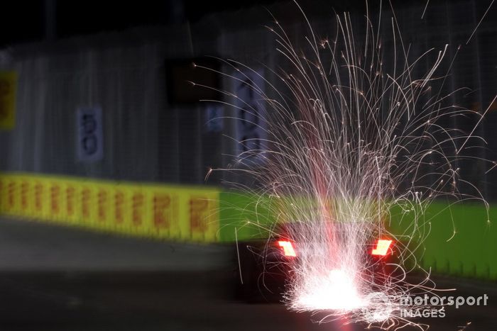 Saltan chispas del coche de Alex Albon, Williams FW44