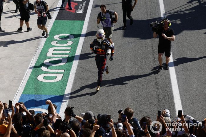 Max Verstappen, Red Bull Racing, 1ª posición, celebra en el Parc Ferme con su equipo