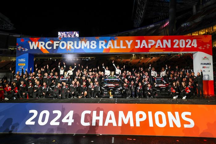 Campeón del equipo Sébastien Ogier, Vincent Landais, Toyota Gazoo Racing WRT Toyota GR Yaris Rally1, Elfyn Evans, Scott Martin, Toyota Gazoo Racing WRT Toyota GR Yaris Rally1, Takamoto Katsuta, Aaron Johnston, Toyota Gazoo Racing WRT Toyota GR Yaris Rally