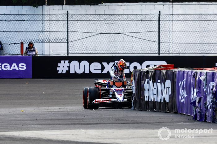 Yuki Tsunoda, RB F1 Team VCARB 01, sale de su coche tras un accidente al final de la Q2