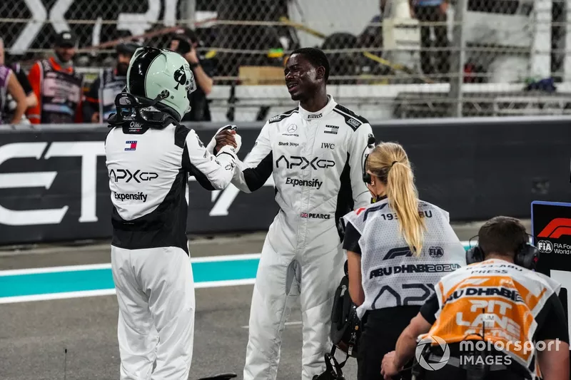 Brad Pitt y Damson Idris ruedan una escena para la película de F1 al final de la carrera