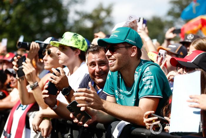 Los fans de Aston Martins ven a Fernando Alonso, Aston Martin, en un escenario