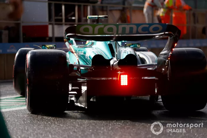 Fernando Alonso, Aston Martin AMR23, sale del garaje