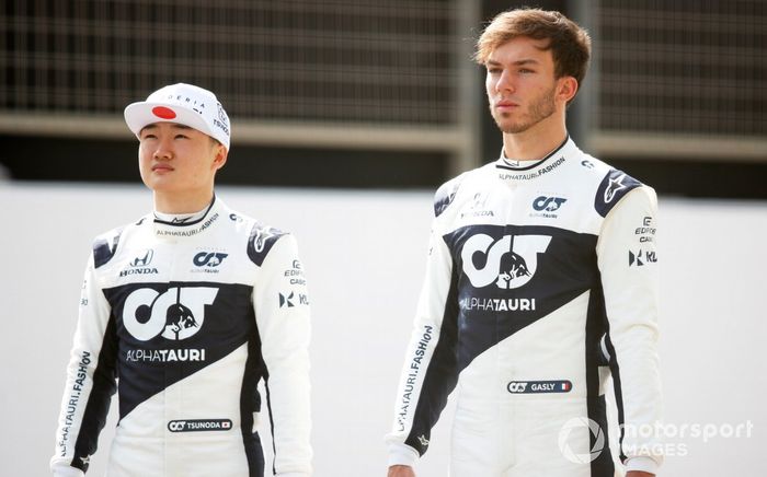 Yuki Tsunoda (158 cm) y Pierre Gasly (177 cm), pilotos de AlphaTauri. 