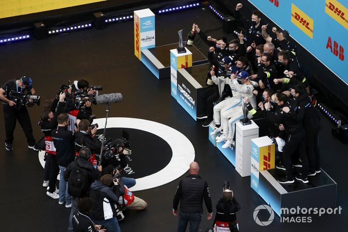 Nyck de Vries, Mercedes-Benz EQ, 1ª posición, Stoffel Vandoorne, Mercedes-Benz EQ, 3ª posición, el equipo Mercedes Benz EQ celebra en el podio
