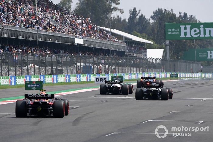 Kevin Magnussen, Haas VF-22, Pierre Gasly, AlphaTauri AT03, Sergio Pérez, Red Bull Racing RB18