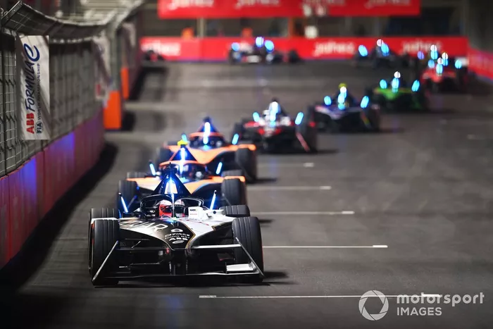 Mitch Evans, Jaguar Racing , Jaguar I-TYPE 6, Jake Hughes, McLaren, e-4ORCE 04, Rene Rast, NEOM McLaren Formula E Team, e-4ORCE 04