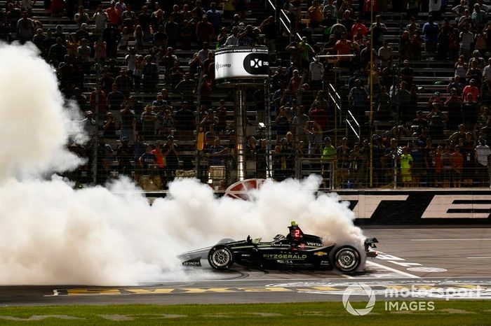 Josef Newgarden, Team Penske Chevrolet haciendo donas