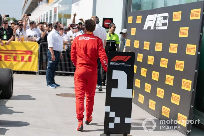 Vettel arrastou a placa do vencedor e posicionou no lugar onde deveria estar seu carro.