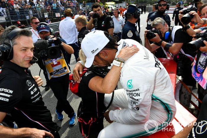Ganador de la pole position Lewis Hamilton, Mercedes AMG F1