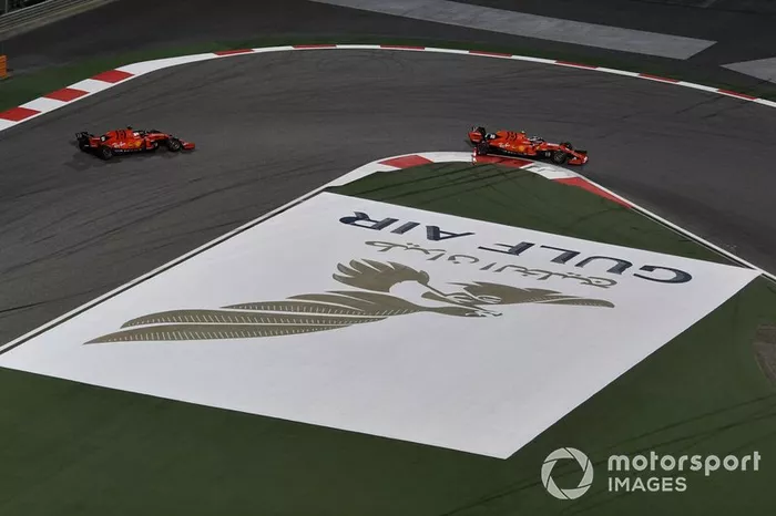 Charles Leclerc, Ferrari SF90, y Sebastian Vettel, Ferrari SF90