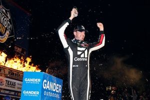 Race Winner Kyle Busch, Kyle Busch Motorsports, Toyota Tundra Cessna