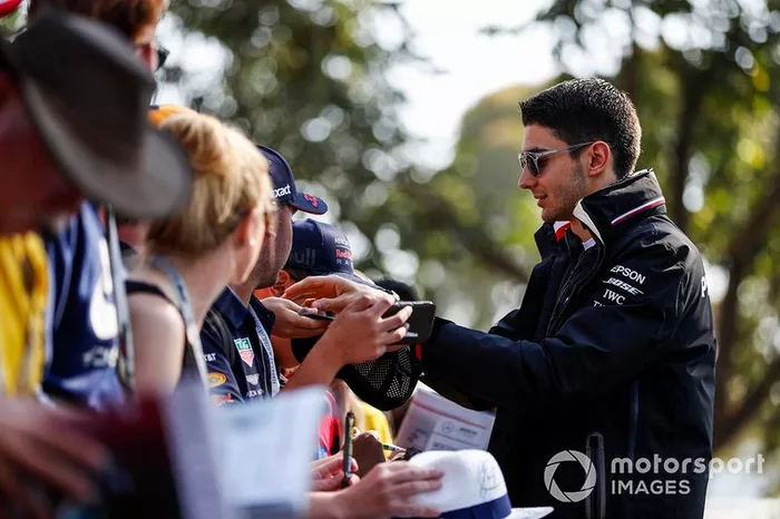 Esteban Ocon, Mercedes AMG F1 firmar autógrafos para los aficionados