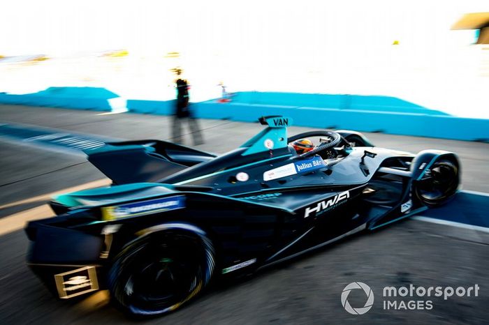 Stoffel Vandoorne, HWA Racelab, VFE-05, esce dal garage