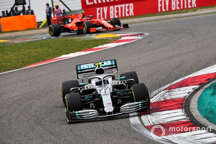 Valtteri Bottas, Mercedes AMG W10, y Charles Leclerc, Ferrari SF90