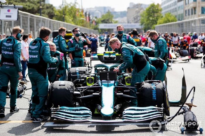 Los mecánicos de Aston Martin en la parrilla con el coche de Sebastian Vettel, el Aston Martin AMR21
