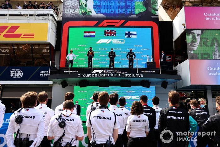 Max Verstappen, Red Bull Racing, segunda posición, Lewis Hamilton, Mercedes, primera posición, y Valtteri Bottas, Mercedes, tercera posición, en el podio