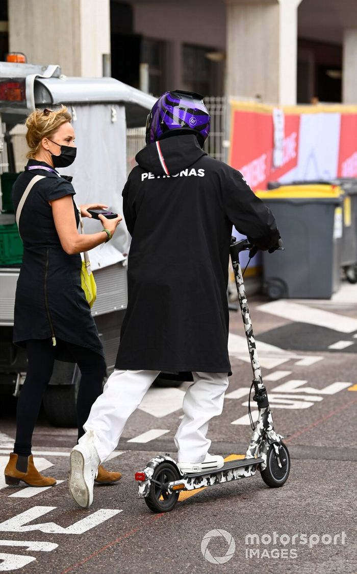 Lewis Hamilton, Mercedes, en moto